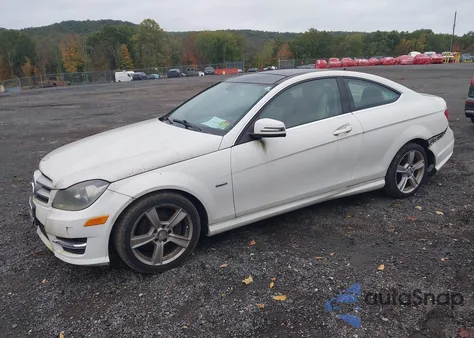 2012 Mercedes-Benz C 250 z USA, uszkodzony, nr VIN WDDGJ4HB2CF743162